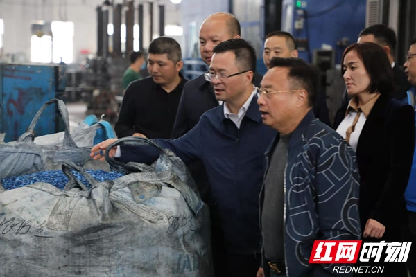 喻文(左三)现场考察上海鑫鹏塑料制品有限公司,与企业负责人深入交流.jpg 喻文(左三)现场考察上海鑫鹏塑料制品有限公司,与企业负责人深入交流.jpg