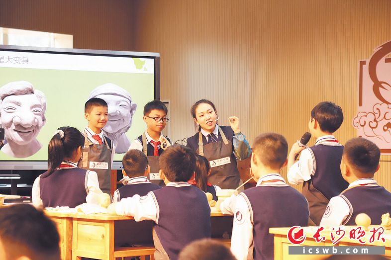 雷雱（右）在上陶艺展示课，让学生体会雕塑的夸张表情如何塑造。