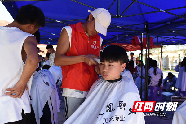 学生理发。.jpg