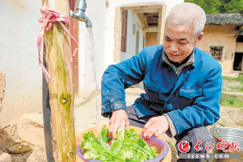 在望城區(qū)扶貧干部的努力下，五保戶曾安其等人飲水問題得到了解決,。