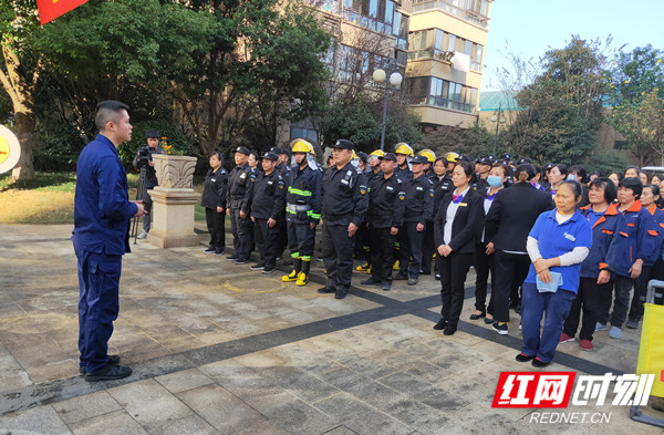 武陵區白馬湖街道長家山社區參與小區消防演練