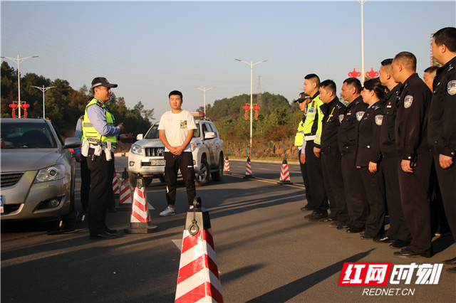 11月11日,衡阳市公安局交警支队组织教官团队走进衡东县公安局交警