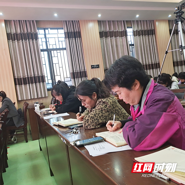 老师们认真听讲、记录.jpg