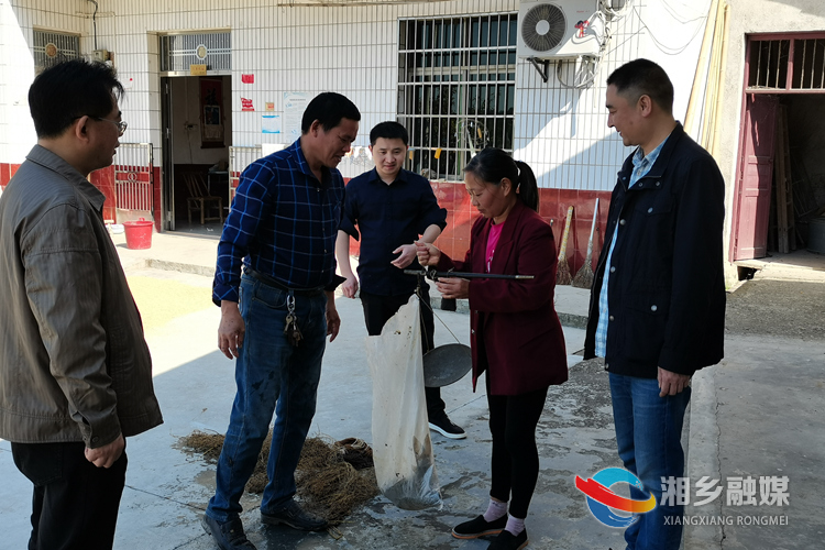湘潭市住房公积金中心干部职工通过消费扶贫的方式购买彭军家的鱼。.jpg