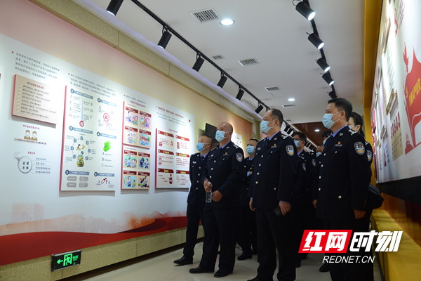 民警参观反腐倡廉警示教育基地.jpg