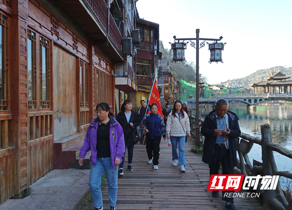 沱江边健步前行.jpg