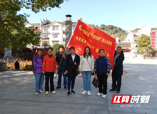 出发前部分队员合影 (1).jpg