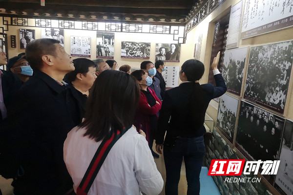 党员认真听讲解员说徐特立的事迹.jpg