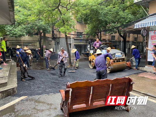 8月31日至9月12日,火星农贸市场周边小区进行微改造,拆除花坛、修整道路、规划停车区域.jpg 8月31日至9月12日,火星农贸市场周边小区进行微改造,拆除花坛、修整道路、规划停车区域.jpg