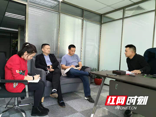 冯主任带队走访南天古汉楼宇908室中锦信息技术公司,了解企业经营情况.jpg