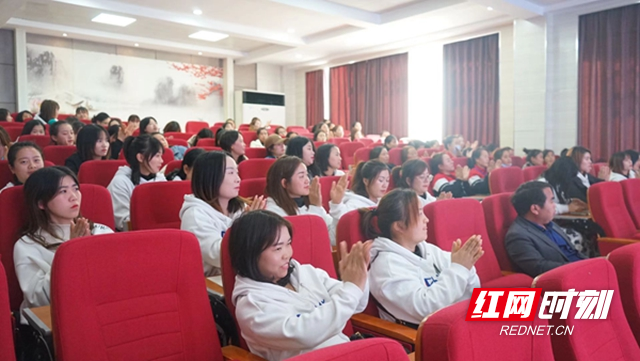 老师们虚心聆听.jpg