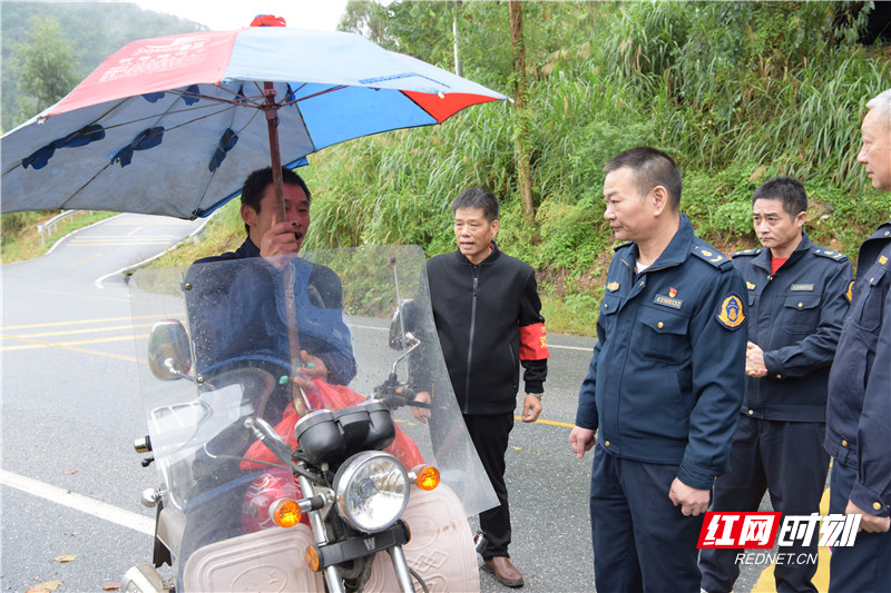 路政工作人员在保和瑶族乡无家桥进行交通劝导（张睿  摄）.JPG