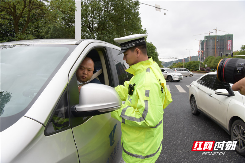 交警正在高铁西站检查往来车辆（张睿 摄）.JPG