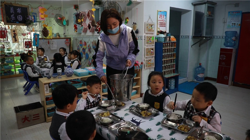 鹤城区幼儿园：强化特色管理 守护幼儿舌尖安全.mp4_20201117_163611.531.jpg