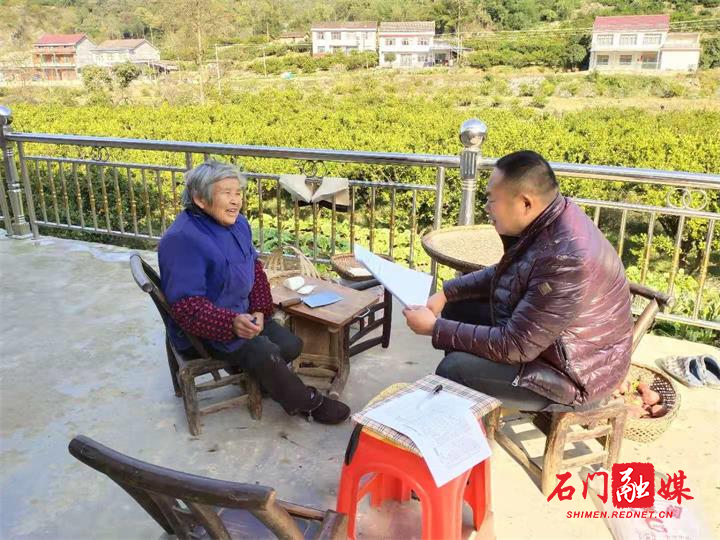 市生态环境局石门分局帮扶责任人给贫困户宣讲扶贫政策.jpg 市生态环境局石门分局帮扶责任人给贫困户宣讲扶贫政策.jpg