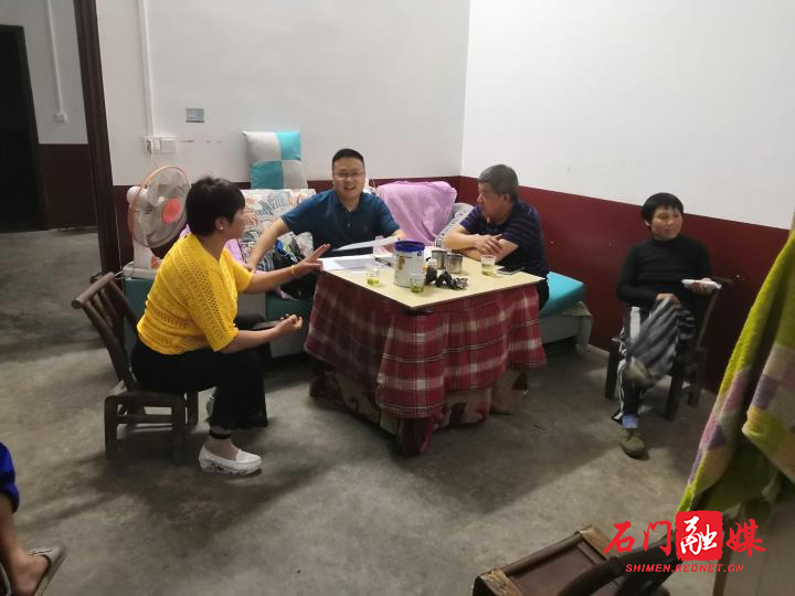 高启局长深夜走访贫困户钟奎香.jpg 高启局长深夜走访贫困户钟奎香.jpg