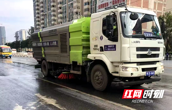 邵东市环卫中心快速组织员工清理油迹路面获好评