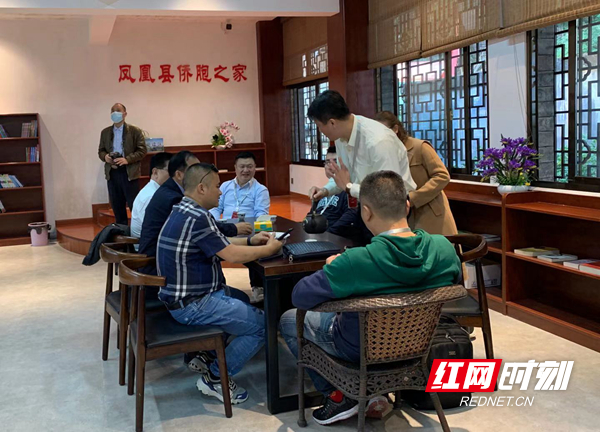 侨胞们在凤凰县侨胞之家畅谈.jpg