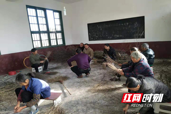 “生产车间”内员工正在从容生产.jpg “生产车间”内员工正在从容生产.jpg