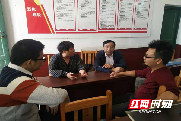 支委成员召开会议讨论相关事宜.jpg 支委成员召开会议讨论相关事宜.jpg