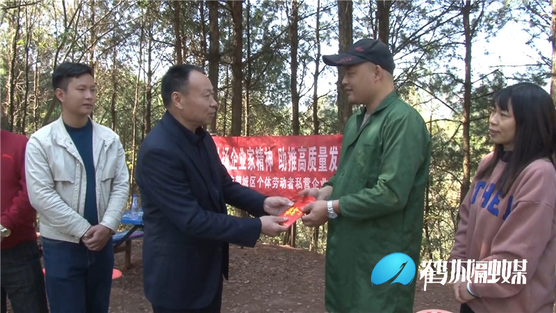 山鸡养殖户陷困境   鹤城区个体劳动者私企协会来帮忙.mp4_20201120_175014.513.jpg