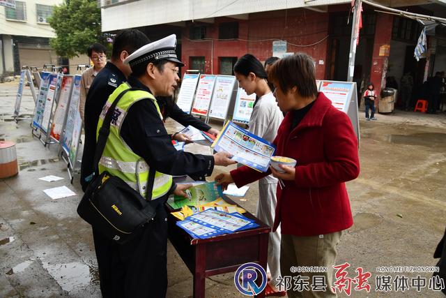 w_湖南祁东：开展“美丽乡村行、交通安全巡回宣传”活动_20201119145435.jpg