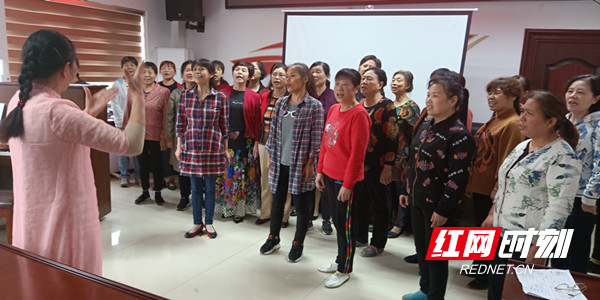 在志愿者教学下合唱队激情澎湃_副本.jpg