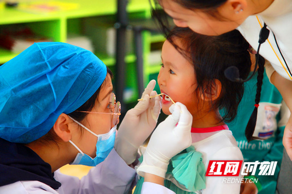 口腔涂氟现场_副本.jpg 口腔涂氟现场_副本.jpg