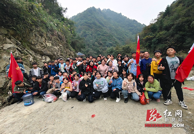 九年级拉练合影.png