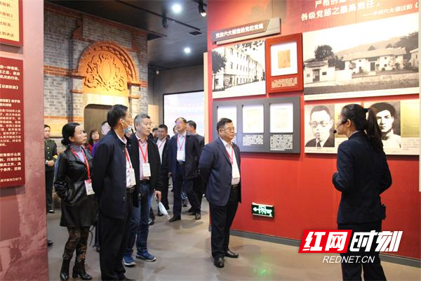 参观位于桂东县沙田镇的国内首个纪律文化陈列馆.jpg