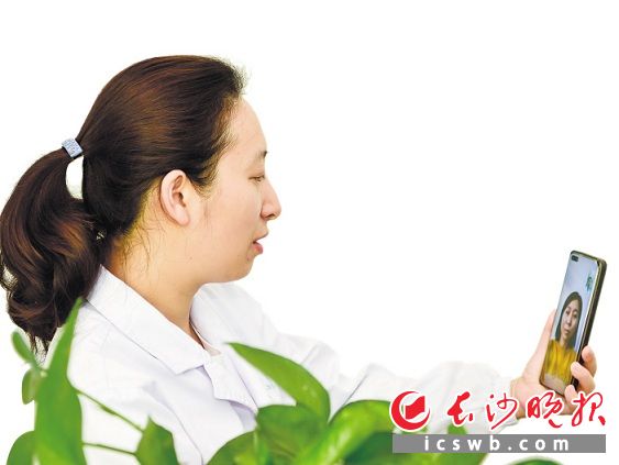 　　长沙市第一医院医生通过互联网医院为患者进行线上复诊。