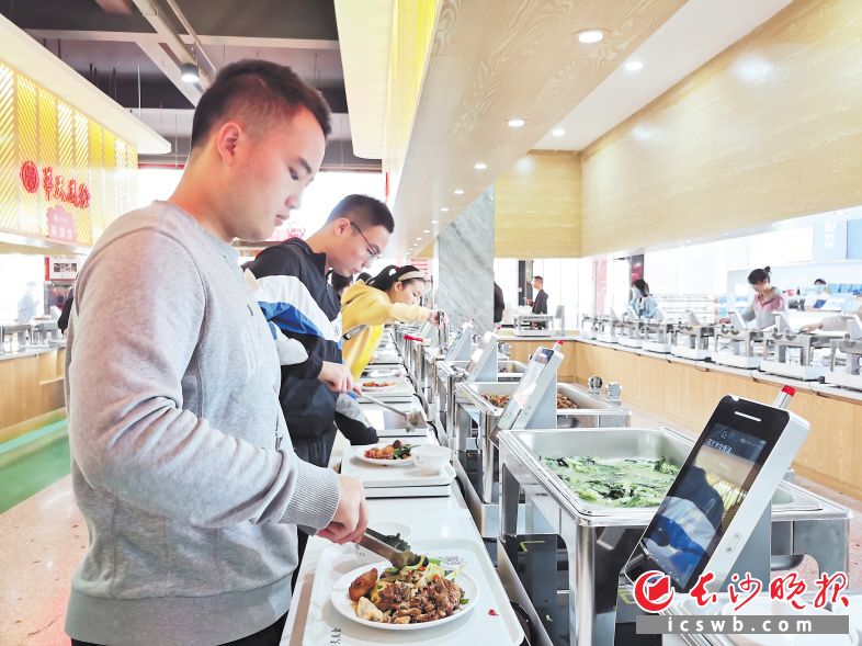 　　湖南农业大学东湖三楼智慧餐厅，让学生通过精确到克的智能称重和无感支付，实现自助打餐，减少浪费。长沙晚报全媒体记者 舒文 摄