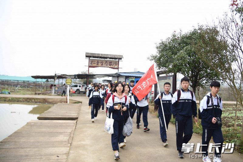 11月20日，梅田湖村迎来一批研学旅行的学生。