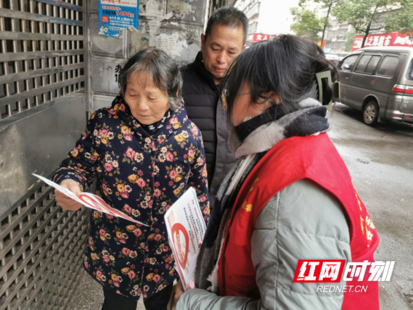 先锋爱志愿者发放传单.jpg