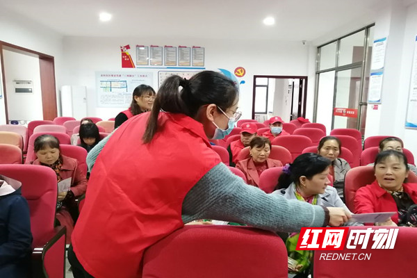 志愿者给居民分发宣传手册.jpg