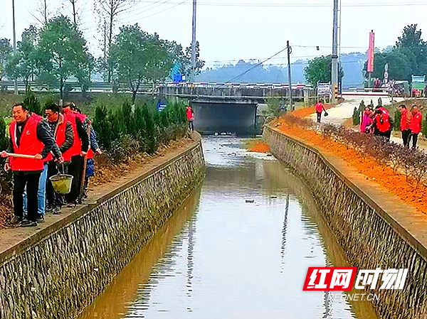 武冈湾头桥镇：建设美丽河湖 扮靓乡村2_副本.jpg