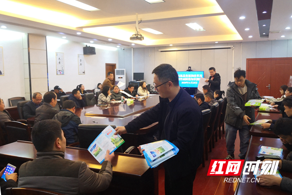 发放慢性病预防知识宣传单.jpg