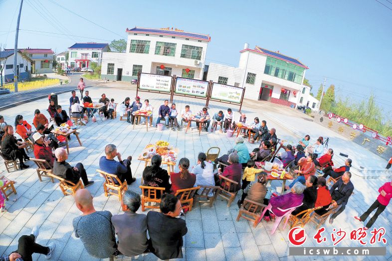在虢大湾金种子广场，村委会通过“村民茶话会”的形式，组织村民一起学习党的十九届五中全会精神、畅谈村里今后发展。黄世雄摄