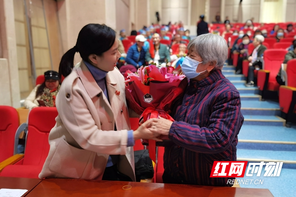 苏莲书记向82岁高龄的原片长周美云表达感谢.jpg 苏莲书记向82岁高龄的原片长周美云表达感谢.jpg