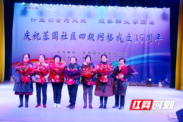 原片长们接受表彰.JPG 原片长们接受表彰.JPG