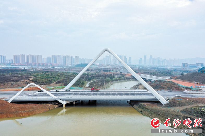 　　↓紫荆路跨龙王港河桥造型像白色竖琴，又像山岚叠翠。   长沙晚报全媒体记者 王志伟 通讯员 李舜琛 摄影报道