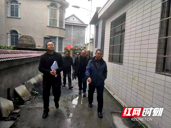调查评估组不畏严寒，前往犯罪嫌人家里走访调查。.jpg