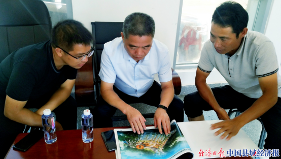 王永红（中间）在虎形山督查文旅节项目