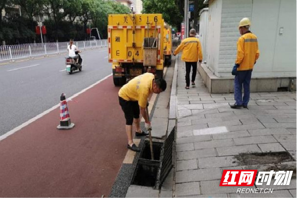 长沙市芙蓉区市政设施维护中心维护科人行道维护队队员正在疏通下水道。_meitu_5.jpg