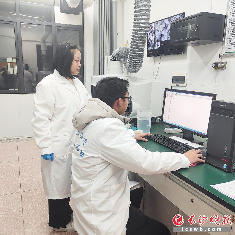 湖南农业大学吴一帆团队的“微隙界面导热材料XR-150技术开发与产业化”项目已成功进行科技成果转化。图为项目成员正在进行ICP-AES元素含量测试。受访者供图