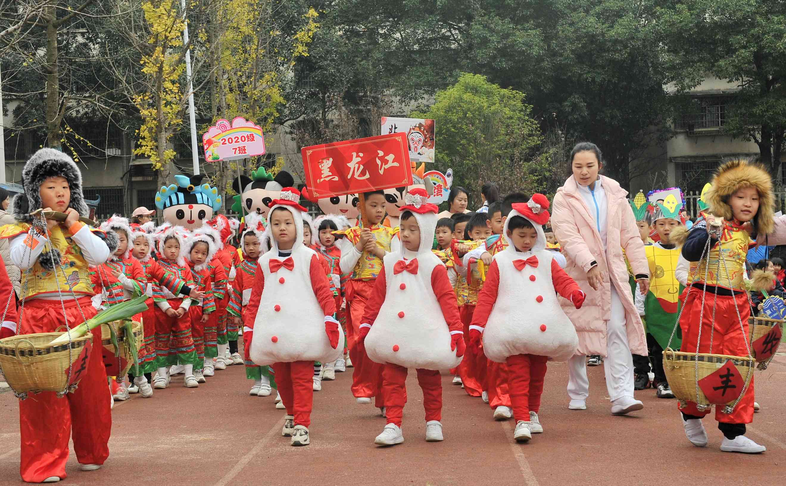 黑龍江隊的運動健兒挑著大蔥大豆入場。