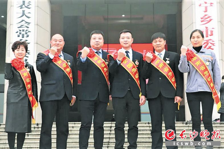 　　2020年，宁乡市的孟德良（右三）获评全国劳动模范，陶文英(左一）、黄立平（左二）、姜小鹏（左三）、周科明（右二）、黄利华（右一）5人获评湖南省劳动模范和先进工作者。受访者供图