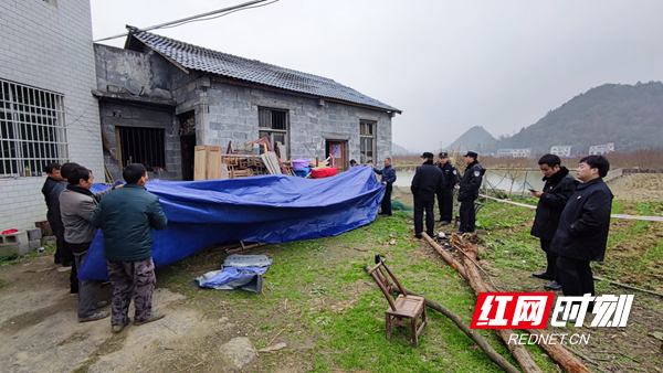 5、整理搬出的物品并盖上防水油布.jpg