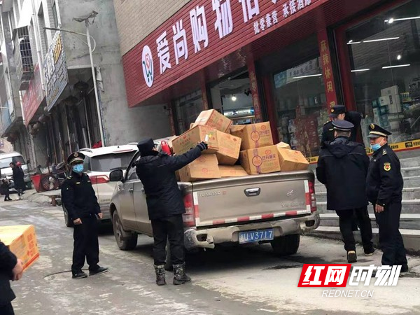 执法人员正在装运收缴到的非法烟花.jpg