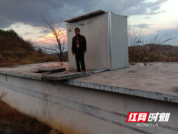 龙自南上山巡查供排门村5组、6组集中供水的大水窖.jpg